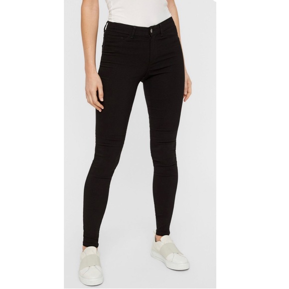 🎉3 for $20 NWT Pieces Mid Rise Black Jeans M - Picture 1 of 7